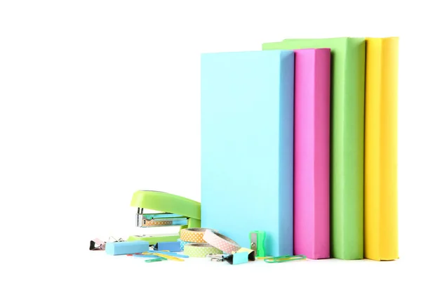 Beyaz arka plan kitapları ile okul malzemeleri — Stok fotoğraf