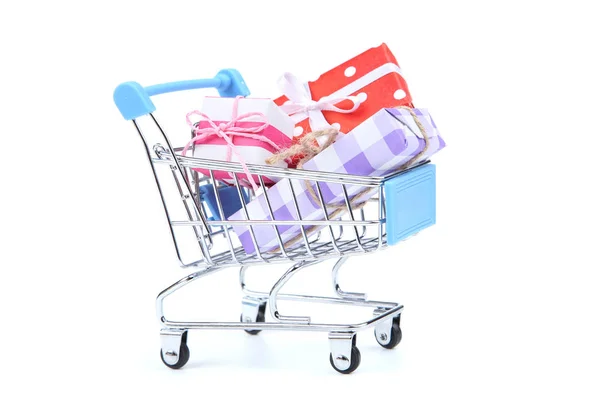 Kis bevásárlókosár a fehér alapon izolált ajándékdobozokkal — Stock Fotó
