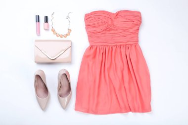 Beyaz arka plan üzerinde kozmetik ile şık kadın giyim