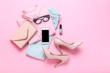 Şık kadın giyim aksesuarları üzerinde pembe bir arka plan ile