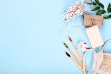 Bl üzerinde pamuk çubukları, sabun ve bez ile Bambu diş fırçaları