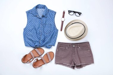 Modern kadın giyim aksesuarları beyaz arka plan üzerinde ile