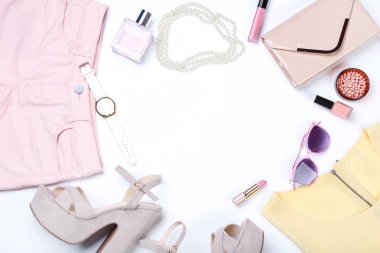 Makyaj kozmetik ve aksesuarları ile şık kadın giysileri