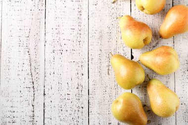 Beyaz ahşap masa üzerinde olgun armut