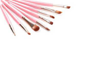 Beyaz arkaplanda pembe makyaj fırçaları izole