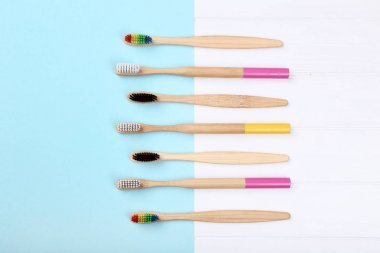 Renkli arka planda bambu diş fırçaları