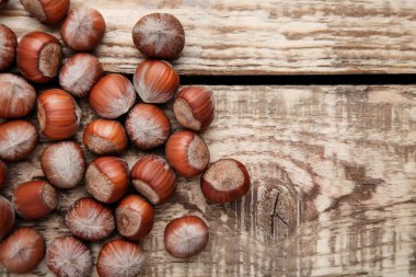 Kahverengi ahşap masada olgun fındık