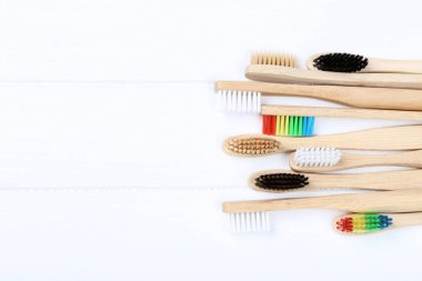 Beyaz ahşap masa üzerinde Bambu diş fırçaları