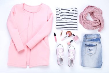 Beyaz arka plan üzerinde kozmetik ile modern kadın giyim