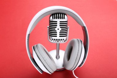 Vintage mikrofon kulaklık kırmızı arka plan ile