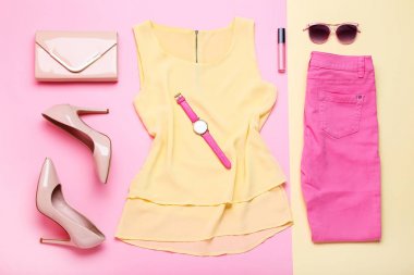 Şık kadın giyim aksesuarları renkli arka plan üzerinde ile