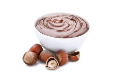 Beyaz arka planda izole fındık ile eritilmiş çikolata