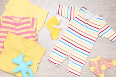 Katta yumuşak oyuncak ile bebek giysileri