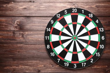 Kahverengi ahşap masa üzerinde Dart tahtası
