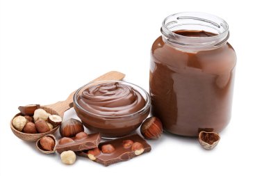 Beyaz arka planda izole fındık ile eritilmiş çikolata