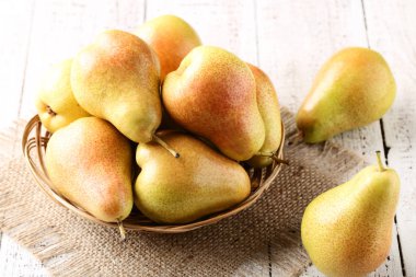 Sepette Beyaz tahta masada olgun armut