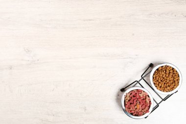 Yerdeki kaselerde kurutulmuş hayvan mamaları.