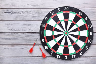 Ahşap masa üzerinde dart ile Dart tahtası