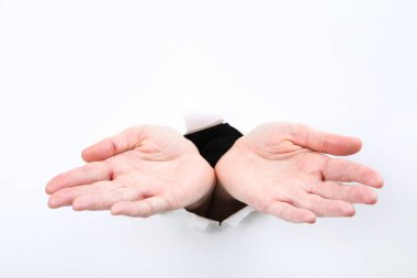 Beyaz yırtık kağıttan eller