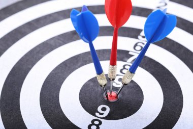 Kırmızı ve mavi dart ile Dart tahtası