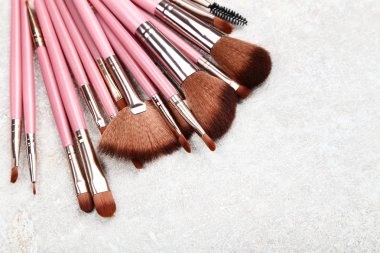 Gri arkaplanda makyaj fırçaları
