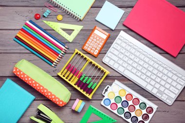 Ahşap masa üzerinde klavye ile Okul malzemeleri