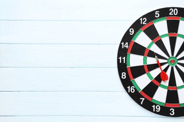 Ahşap masa üzerinde dart ile Dart tahtası