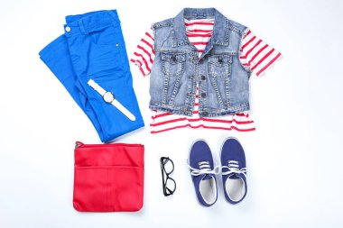 Modern kadın giyim aksesuarları beyaz arka plan üzerinde ile