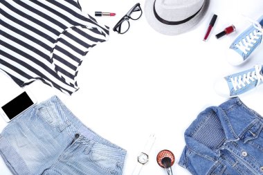 Beyaz arka plan üzerinde makyaj kozmetik ile Modern kadın giysileri