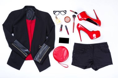 W üzerinde makyaj kozmetik ve akıllı telefon ile Modern kadın giysileri