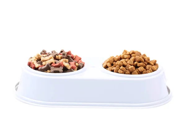 Сухой корм для домашних животных в мисках изолированы на белом фоне — стоковое фото