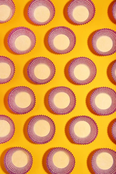 Cupcake fall på gul bakgrund. Minimalism-konceptet — Stockfoto