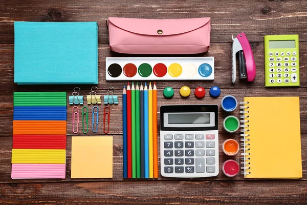 Fournitures scolaires sur table en bois marron — Photo