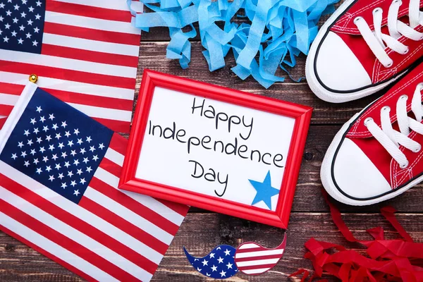 Tekst Happy Independence Day met Amerikaanse vlaggen en sneakers op — Stockfoto