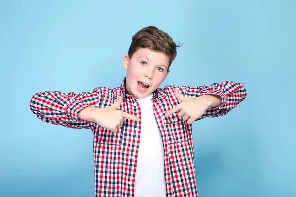 Retrato de niño sobre fondo azul — Foto de Stock