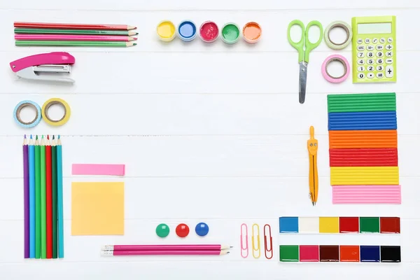 Fournitures scolaires sur table en bois blanc — Photo