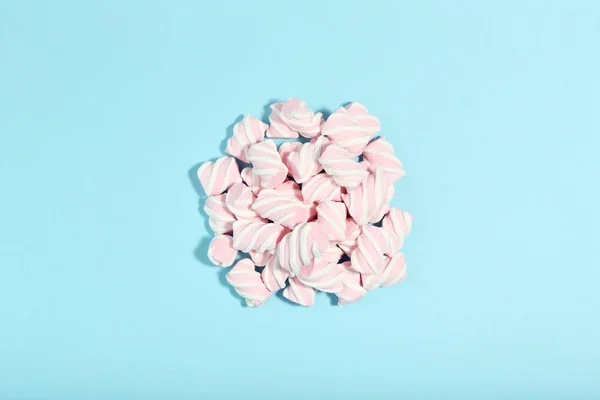 Sweet marshmallows på blå bakgrund. Minimalism-konceptet — Stockfoto