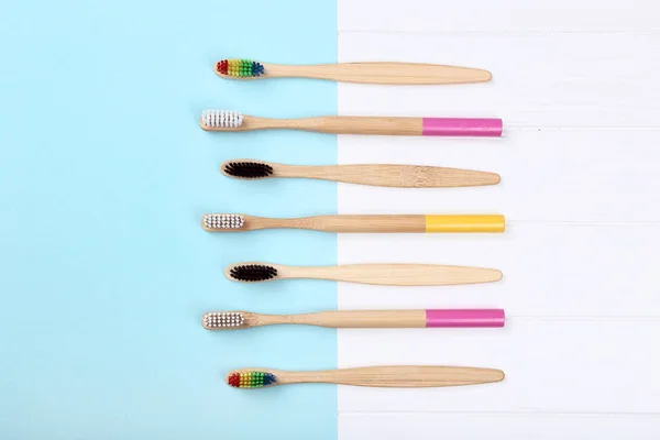Bamboe tandenborstels op kleurrijke achtergrond — Stockfoto