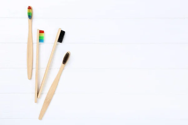 Bambu tandborstar på vitt träbord — Stockfoto
