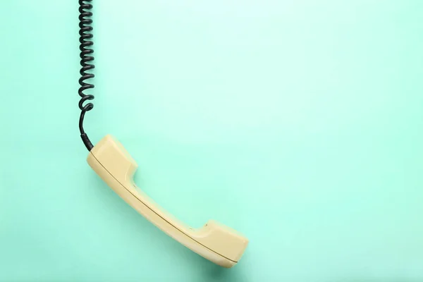 Beżowy telefon słuchawka na tle mięty — Zdjęcie stockowe