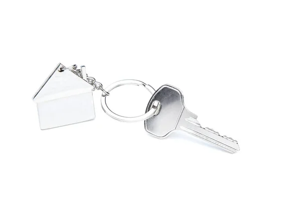 Ezüst kulcs fehér háttéren izolált házszimbólumokkal — Stock Fotó