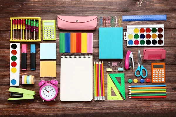 Fournitures scolaires sur table en bois marron — Photo