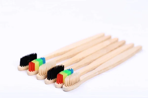 Bambusz fogkefék fehér fából készült asztal — Stock Fotó