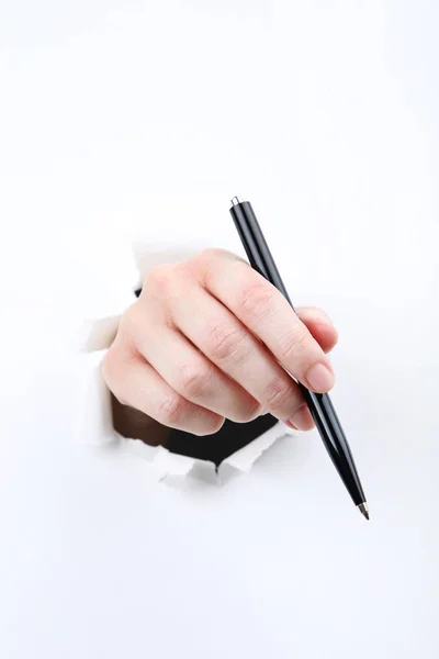 Kézi tartó toll fehér tépett papírból — Stock Fotó