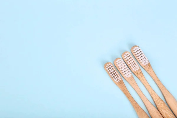 Bamboe tandenborstels op blauwe achtergrond — Stockfoto