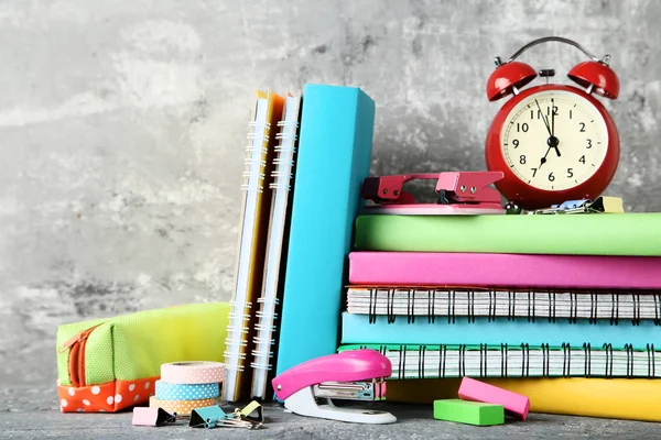 本と灰色の背景にノートと学校用品 — ストック写真