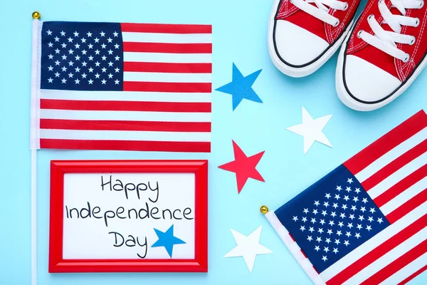 Tekst gelukkige Onafhankelijkheidsdag met Amerikaanse vlag en sneakers op b — Stockfoto