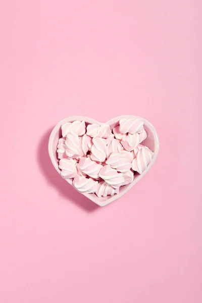 Söta marshmallows på rosa bakgrund. Minimalistiskt begrepp — Stockfoto