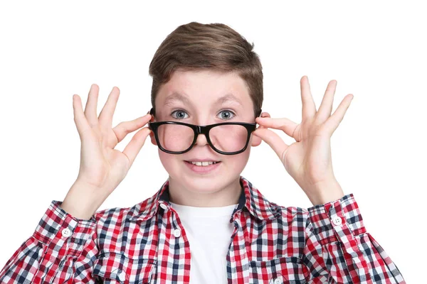 Portret van jonge jongen in glazen geïsoleerd op witte achtergrond — Stockfoto