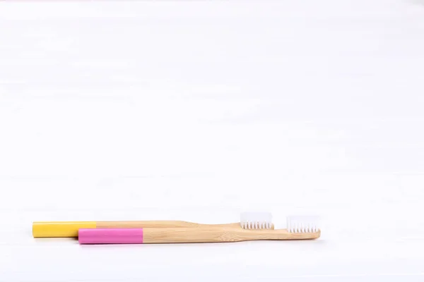 白い木製のテーブルに竹の歯ブラシ — ストック写真